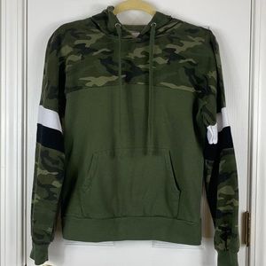 No Boundaries camouflage long sleeved hooded sweatshirt size med.(7-9). Pocket